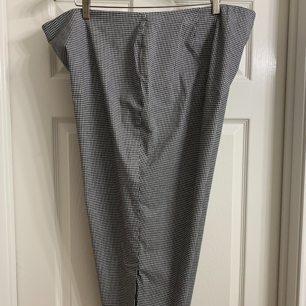 Venezia Jeans Women's Black and White Checked Capri Pants, Size 24